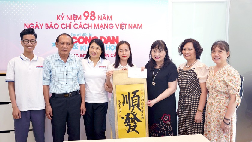 Hội Khuyến học thành phố Hà Nội chúc mừng Tạp chí Công dân và Khuyến học nhân Ngày Báo chí Cách mạng Việt Nam - Ảnh 1.
