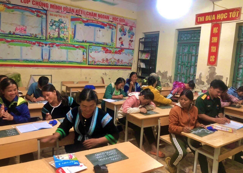 Những lớp học xóa tái mù chữ người lớn đặc biệt ở vùng cao Lai Châu - Ảnh 3.