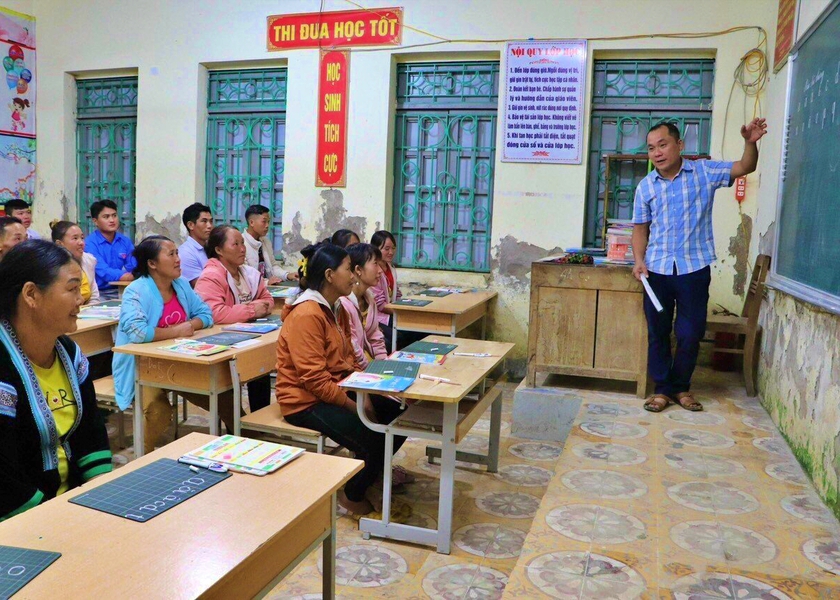 Những lớp học xóa tái mù chữ người lớn đặc biệt ở vùng cao Lai Châu - Ảnh 1.