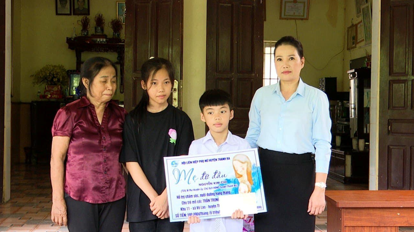 Phú Thọ: Bí thư Huyện ủy Thanh Ba là mẹ đỡ đầu học sinh có hoàn cảnh đặc biệt khó khăn - Ảnh 1.