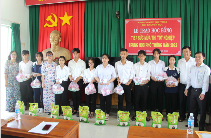 Trao học bổng Tiếp sức mùa thi năm 2023 tặng học sinh huyện Thủ Thừa, tỉnh Long An - Ảnh 1.