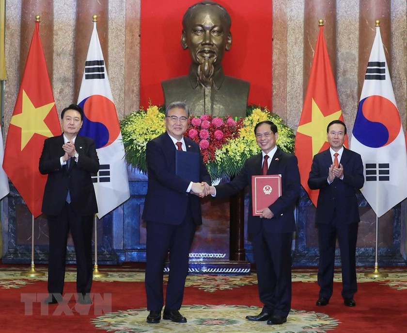 Chủ tịch nước Võ Văn Thưởng đón và hội đàm với Tổng thống Hàn Quốc, 2 nước trao đổi nhiều văn kiện hợp tác - Ảnh 7.