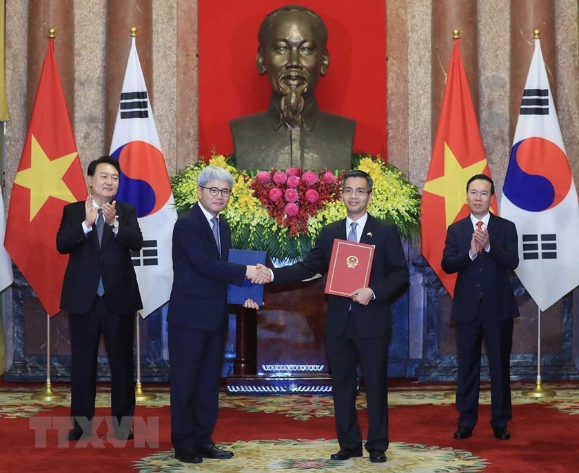 Chủ tịch nước Võ Văn Thưởng đón và hội đàm với Tổng thống Hàn Quốc, 2 nước trao đổi nhiều văn kiện hợp tác - Ảnh 8.