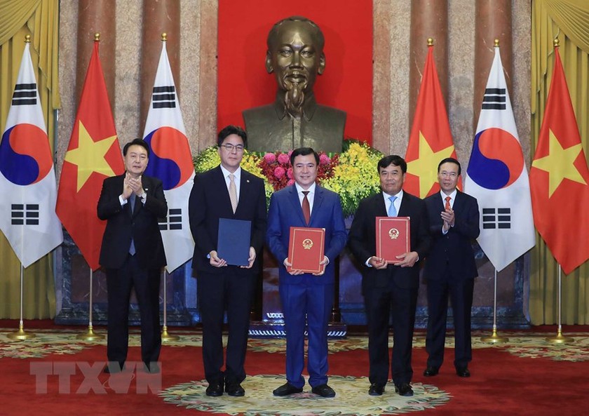 Chủ tịch nước Võ Văn Thưởng đón và hội đàm với Tổng thống Hàn Quốc, 2 nước trao đổi nhiều văn kiện hợp tác - Ảnh 10.