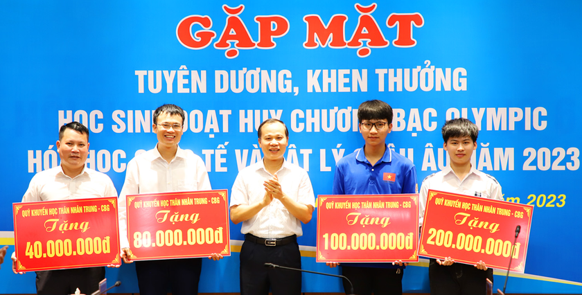 Bắc Giang: Thưởng 300 triệu đồng cho hai học sinh đoạt huy chương Bạc Olympic Hóa học Quốc tế và Vật lí châu Âu - Ảnh 2.
