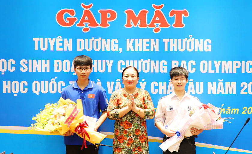 Bắc Giang: Thưởng 300 triệu đồng cho hai học sinh đoạt huy chương Bạc Olympic Hóa học Quốc tế và Vật lí châu Âu - Ảnh 5.