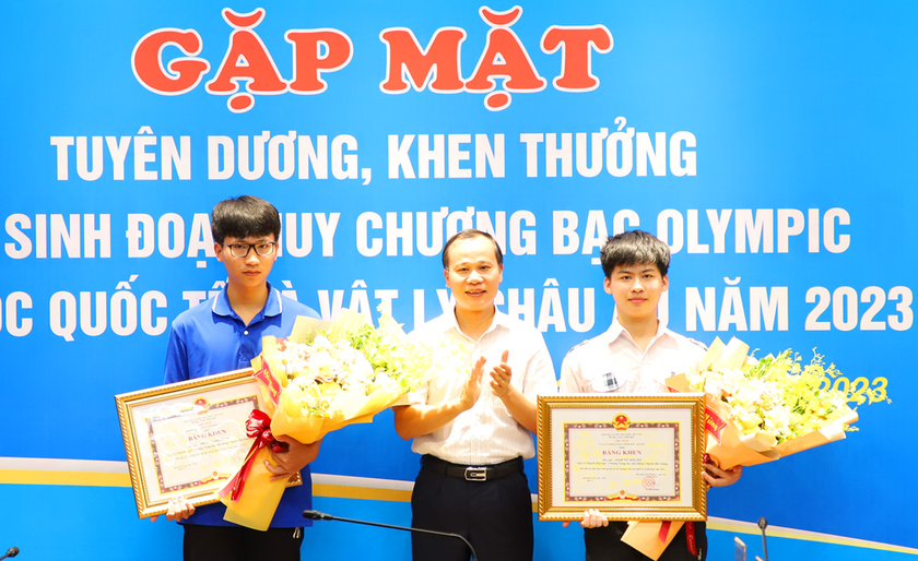 Bắc Giang: Thưởng 300 triệu đồng cho hai học sinh đoạt huy chương Bạc Olympic Hóa học Quốc tế và Vật lí châu Âu - Ảnh 1.