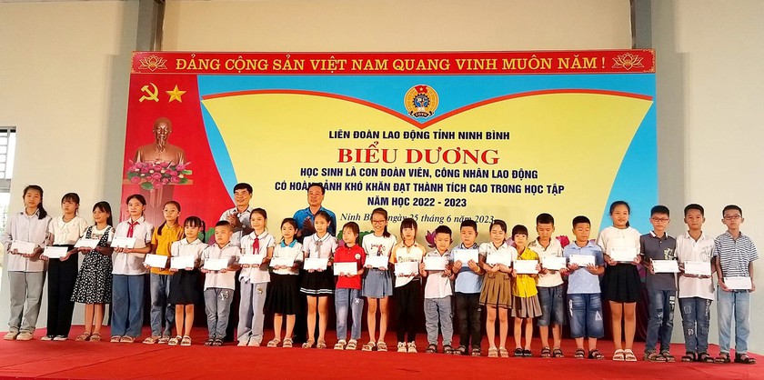 Ninh Bình: Khen thưởng 256 con đoàn viên, công nhân lao động có hoàn cảnh khó khăn, học giỏi - Ảnh 1.