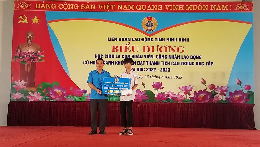 Ninh Bình: Khen thưởng 256 con đoàn viên, công nhân lao động có hoàn cảnh khó khăn, học giỏi - Ảnh 2.