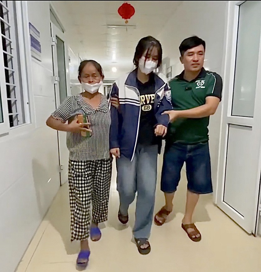 Nghệ An: Thí sinh xin xuất viện đi thi dù không đứng vững, sốt 39 độ - Ảnh 1.