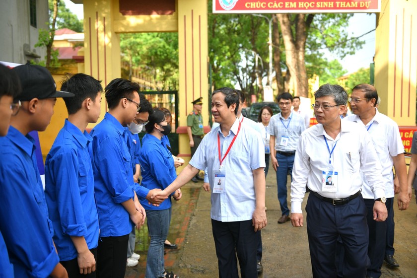 Bộ trưởng Nguyễn Kim Sơn động viên thí sinh, giáo viên dự kỳ thi tốt nghiệp trung học phổ thông tại Yên Hưng - Ảnh 3.