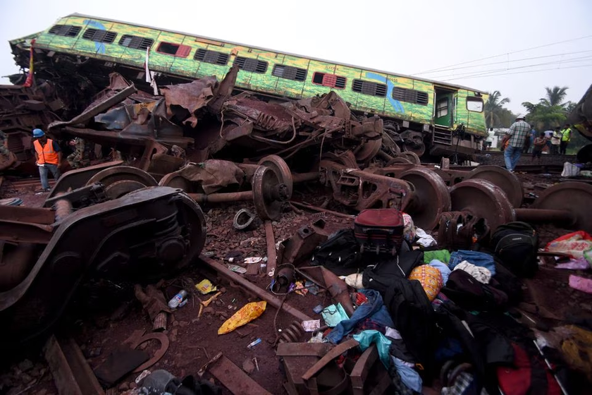 Gần 300 người thiệt mạng trong vụ tai nạn đường sắt đặc biệt nghiêm trọng ở Ấn Độ - Ảnh 2.