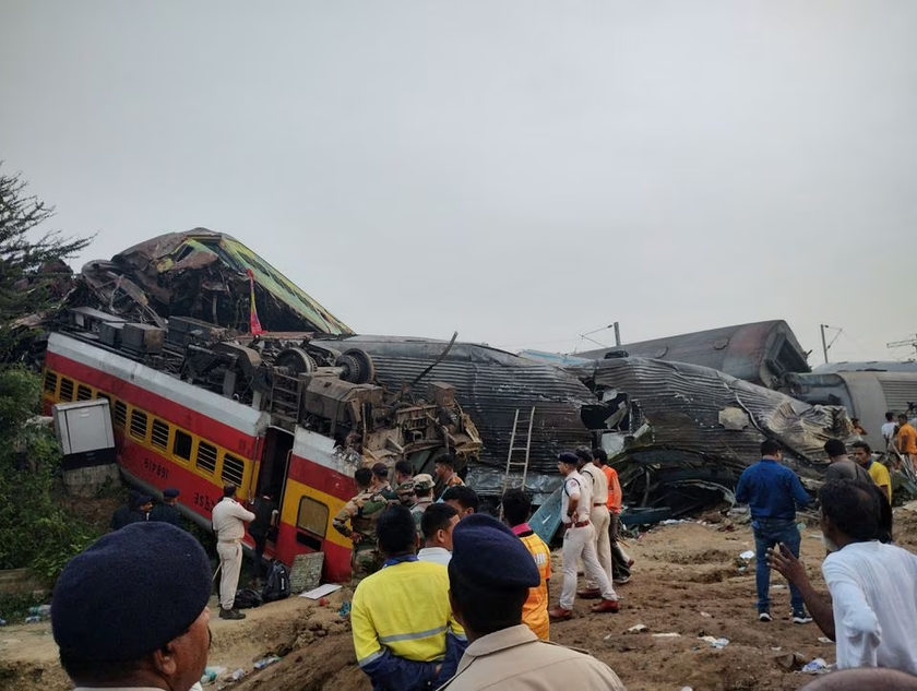 Gần 300 người thiệt mạng trong vụ tai nạn đường sắt đặc biệt nghiêm trọng ở Ấn Độ - Ảnh 5.
