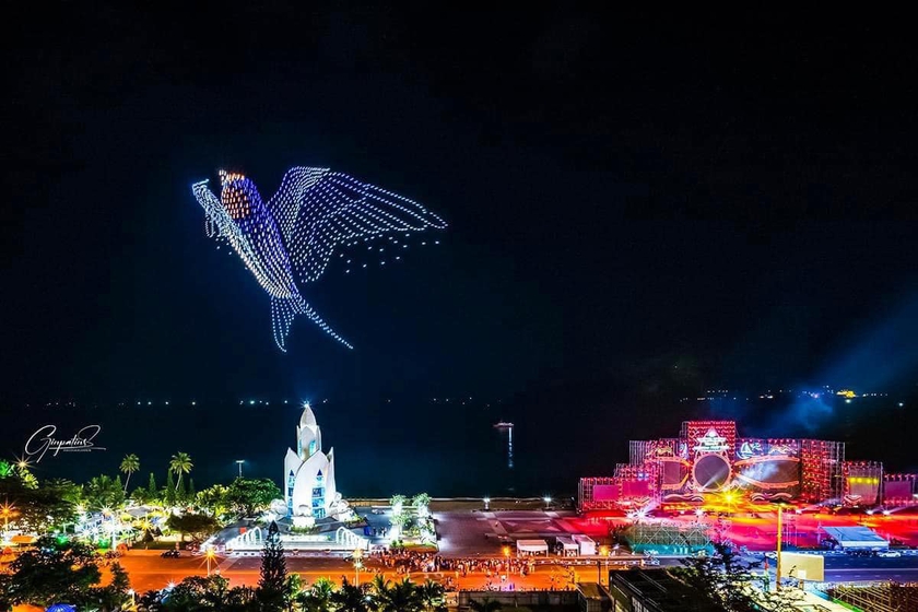 Festival Biển Nha Trang 2023: Ấn tượng với nghệ thuật trình diễn ánh sáng - Ảnh 1.