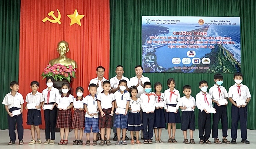 Thừa Thiên Huế: Gần 400 triệu đồng học bổng tặng học sinh và xây nhà tặng hộ nghèo - Ảnh 1.