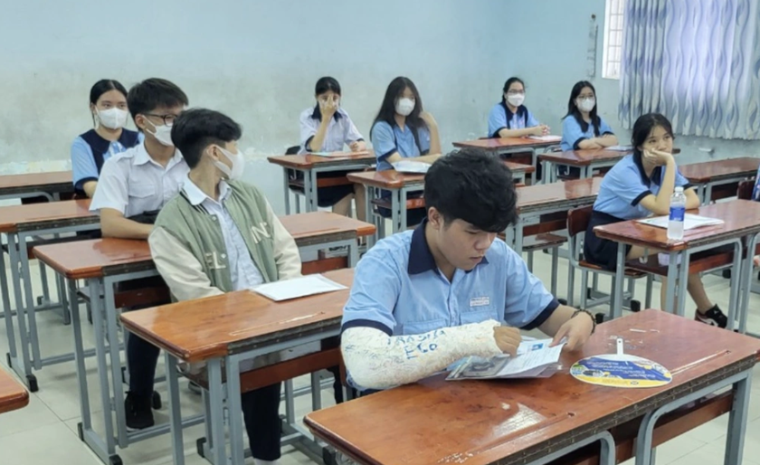 Thành phố Hồ Chí Minh: 8 thí sinh gãy tay, cần viết hộ bài thi vào lớp 10 - Ảnh 1.