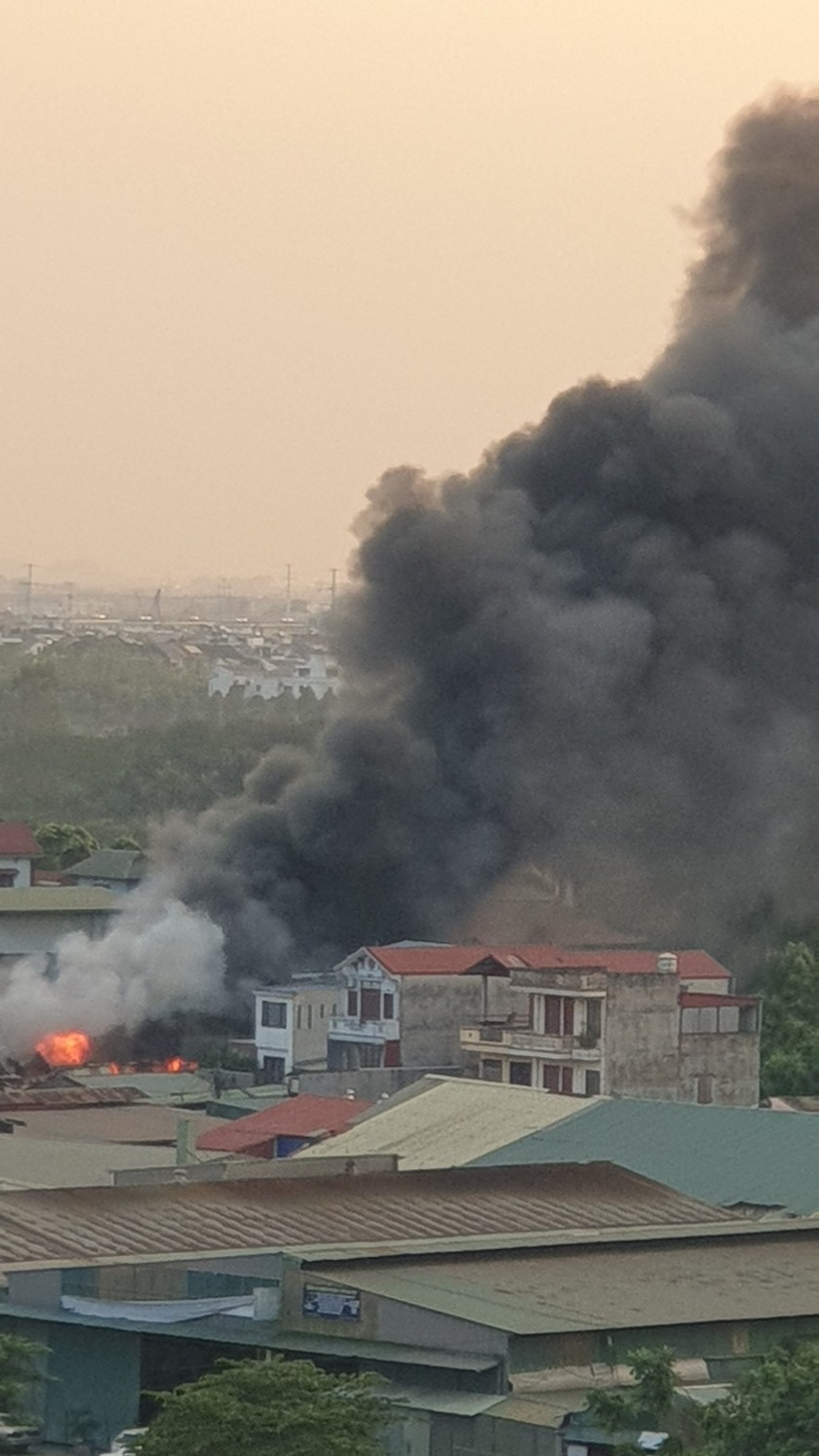Cháy lớn tại gara ô tô khu vực Nam Từ Liêm - Ảnh 1.