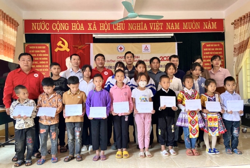 Lào Cai: Trao 18 suất học bổng của Mitsubishi Việt Nam tặng học sinh vượt khó, hiếu học - Ảnh 1.