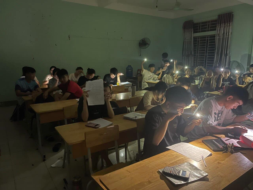 Mất điện, học trò xứ Nghệ ôn thi dưới ánh sáng đèn pin và điện thoại - Ảnh 3.