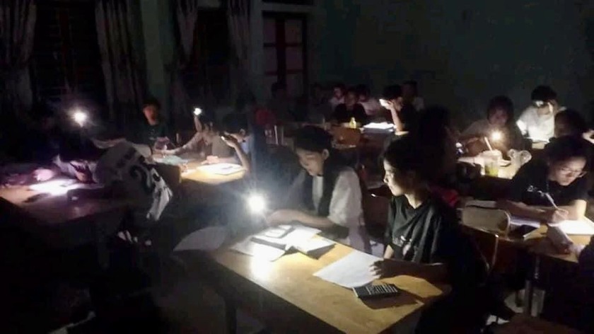 Mất điện, học trò xứ Nghệ ôn thi dưới ánh sáng đèn pin và điện thoại - Ảnh 1.