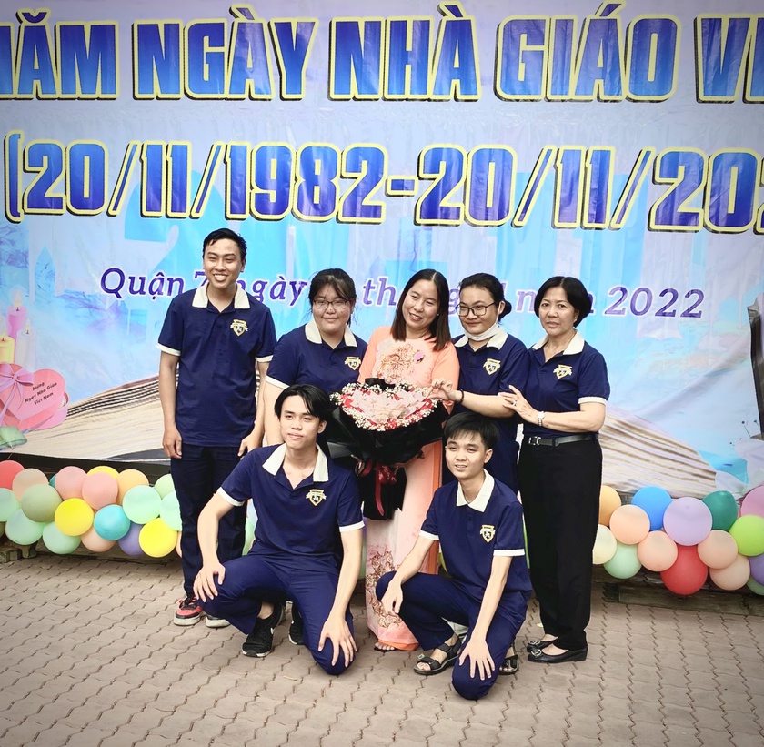 Người phụ nữ 64 tuổi thức đến 3 giờ sang để ôn thi tốt nghiệp trung học phổ thông - Ảnh 2.