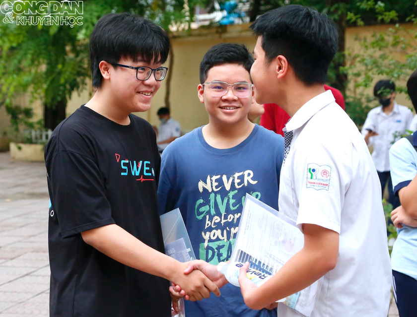 Thi vào lớp 10: Hơn 110.000 thí sinh Hà Nội làm bài thi môn đầu tiên - Ảnh 1.