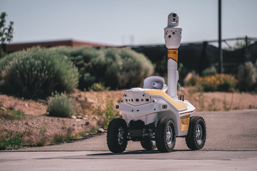 Trường học Mỹ sử dụng robot thay cho nhân viên bảo vệ - Ảnh 1.
