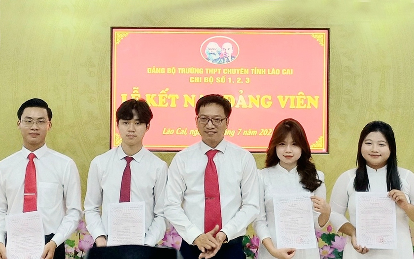 Lào Cai: Kết nạp 4 học sinh ưu tú Trường Trung học phổ thông Chuyên vào Đảng - Ảnh 1.