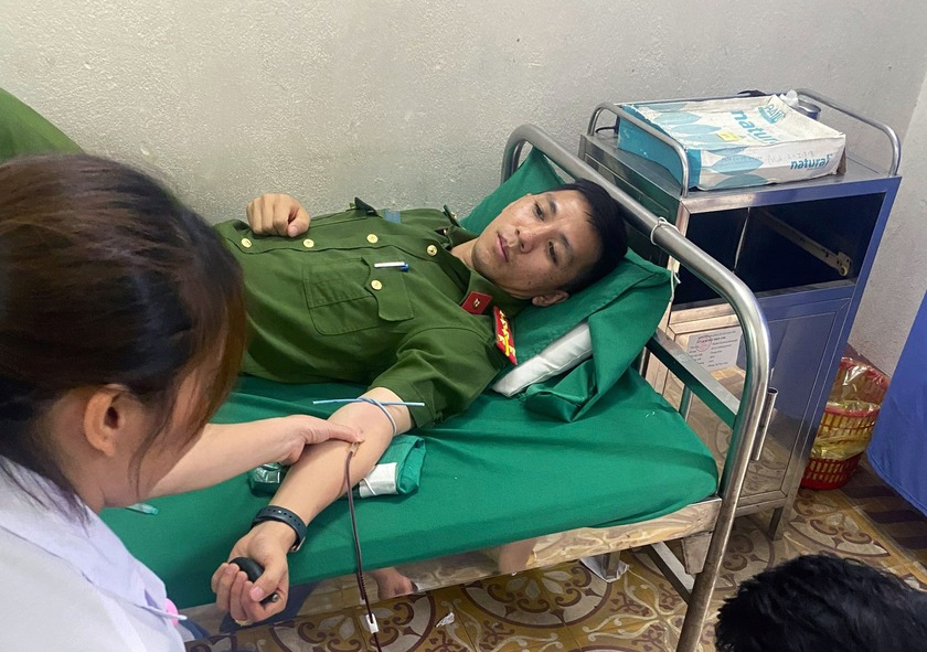 Lào Cai: 2 công an xã hiến máu kịp thời cứu sống bệnh nhân nguy kịch - Ảnh 1.