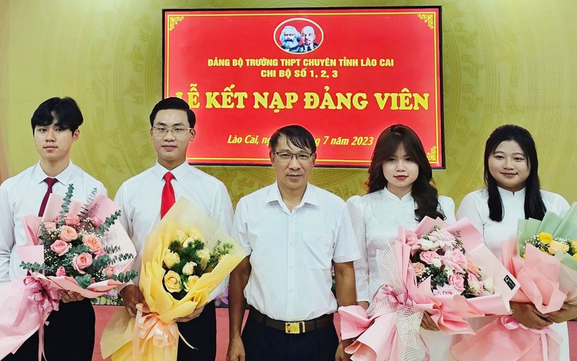 Lào Cai: Kết nạp 4 học sinh ưu tú Trường Trung học phổ thông Chuyên vào Đảng - Ảnh 2.