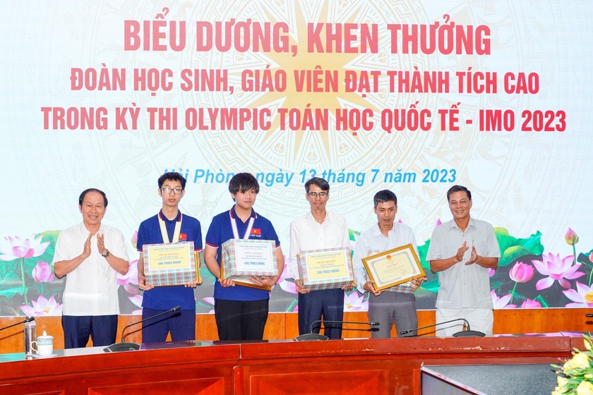 Hải Phòng: Chi hơn 1,6 tỉ đồng thưởng cho thầy trò đoạt giải Olympic Toán quốc tế - Ảnh 2.