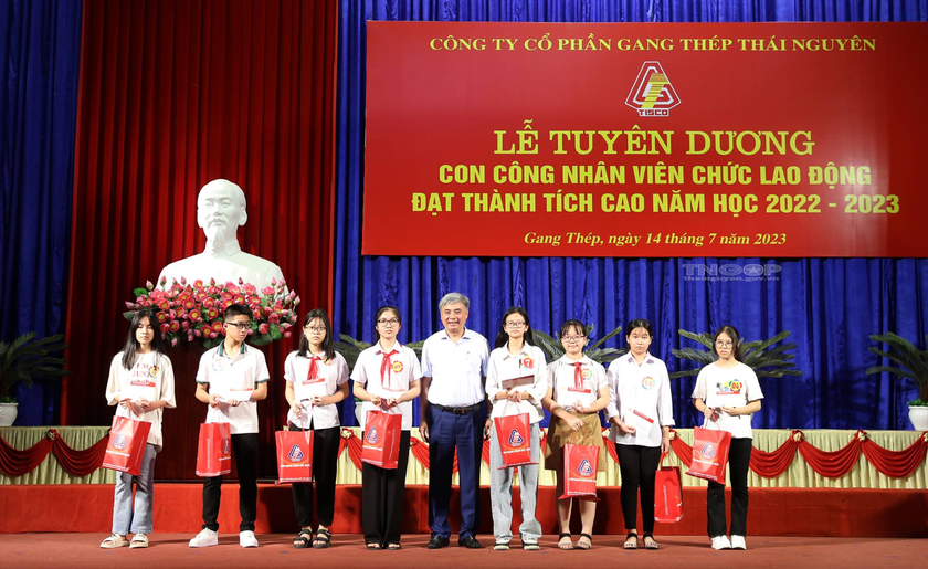 Thái Nguyên: Khen thưởng 385 con em người lao động đạt thành tích học tập xuất sắc - Ảnh 1.