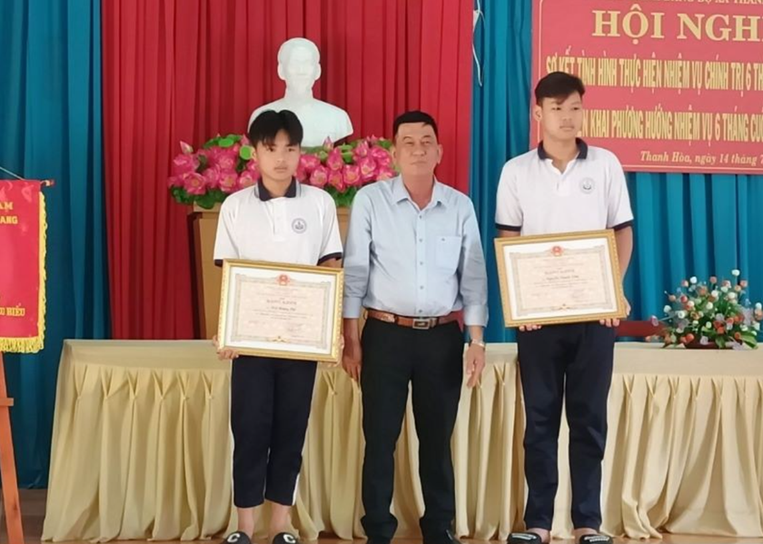 Tiền Giang: Trao Bằng khen tặng 2 học sinh dũng cảm cứu người khỏi đuối nước - Ảnh 1.