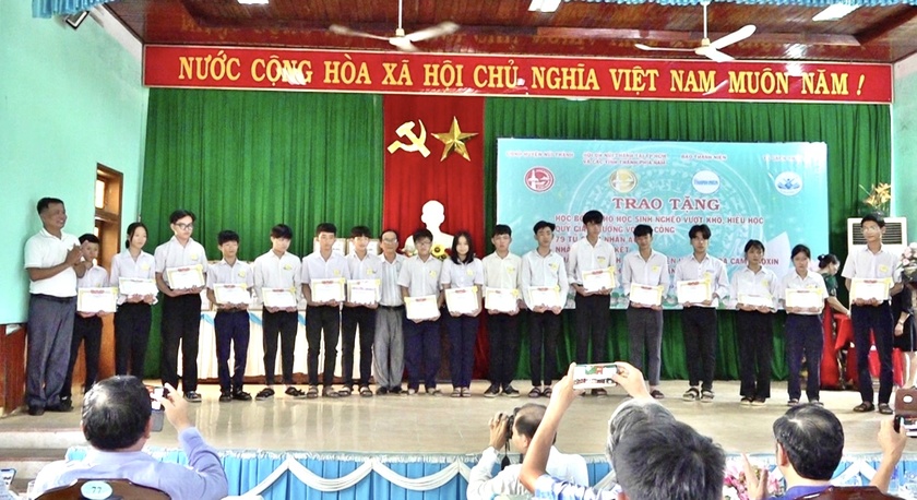 Quảng Nam: Trao học bổng tặng hơn 100 học sinh vượt khó, hiếu học - Ảnh 1.