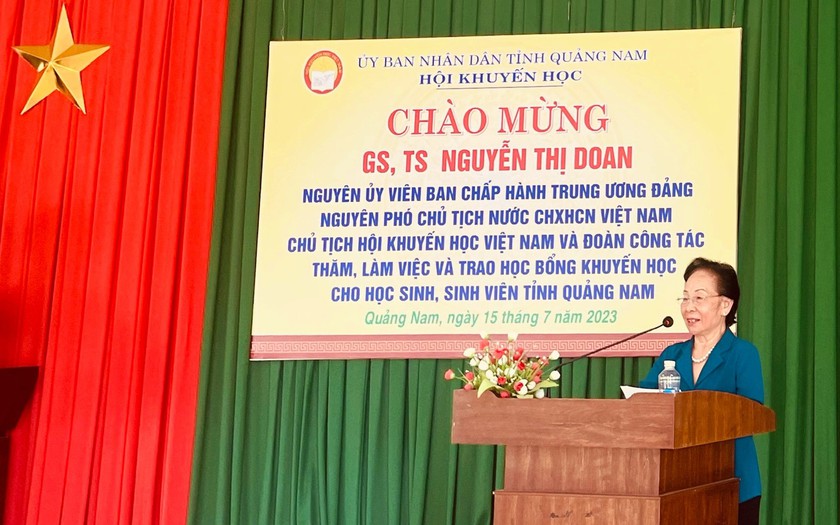 Trung ương Hội Khuyến học Việt Nam trao học bổng tặng học sinh là con thương binh, liệt sĩ, bộ đội tại Quảng Nam - Ảnh 1.