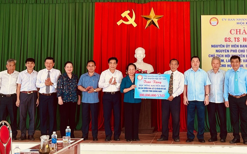 Trung ương Hội Khuyến học Việt Nam trao học bổng tặng học sinh là con thương binh, liệt sĩ, bộ đội tại Quảng Nam - Ảnh 2.