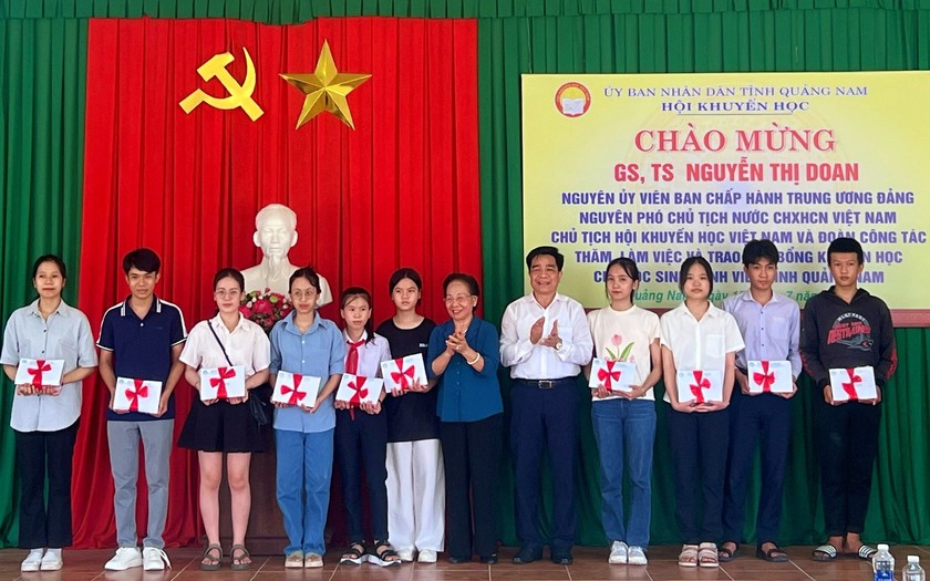 Trung ương Hội Khuyến học Việt Nam trao học bổng tặng học sinh là con thương binh, liệt sĩ, bộ đội tại Quảng Nam - Ảnh 3.