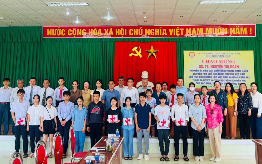 Trung ương Hội Khuyến học Việt Nam trao học bổng tặng học sinh là con thương binh, liệt sĩ, bộ đội tại Quảng Nam - Ảnh 4.
