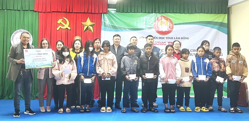 Lâm Đồng: Trao sách vở và học bổng tặng học sinh dân tộc thiểu số - Ảnh 2.