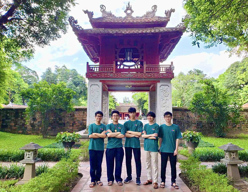 5/5 học sinh Việt Nam giành huy chương Olympic Vật lí quốc tế năm 2023  - Ảnh 1.