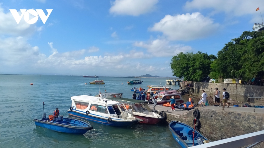 Ứng phó với bão số 1, các tỉnh chủ động sơ tán dân, kêu gọi tàu thuyền vào nơi tránh trú an toàn - Ảnh 4.