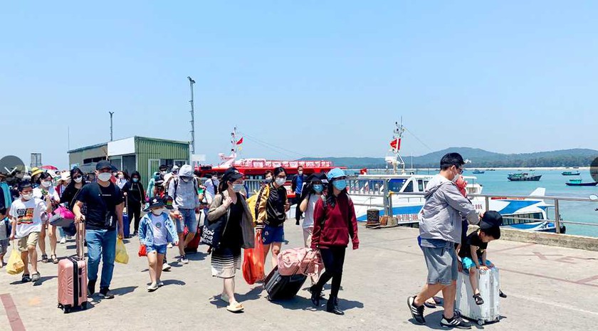 Quảng Ninh: Từ 15h hôm nay, tạm ngừng cấp phép cho phương tiện thủy ra khơi  - Ảnh 3.