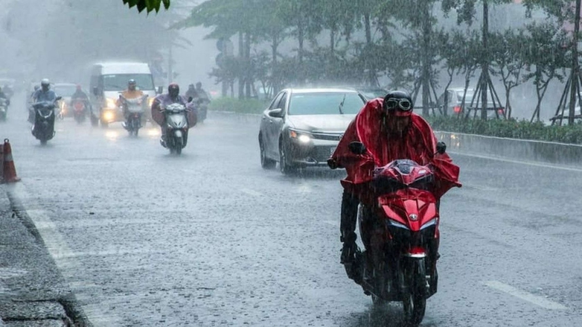Những lưu ý để đảm bảo an toàn khi di chuyển trên đường mùa mưa, bão - Ảnh 1.