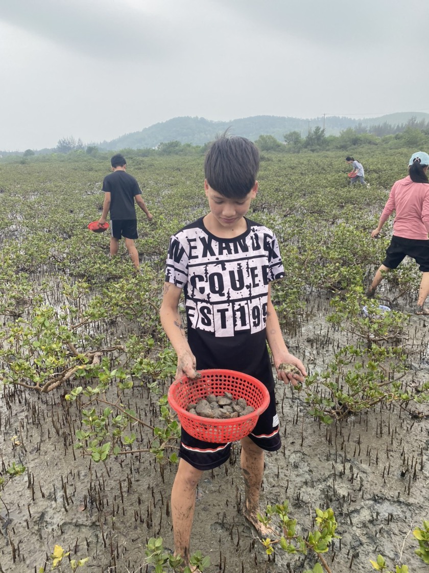Quảng Ninh: Kỳ nghỉ hè và nghề tay trái của thầy cô giáo ở đảo  - Ảnh 3.