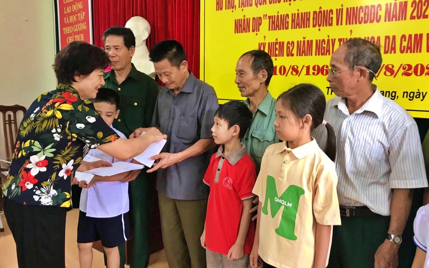 Tuyên Quang: Trao 15 suất học bổng tặng học sinh là con, cháu nạn nhân chất độc da cam - Ảnh 2.