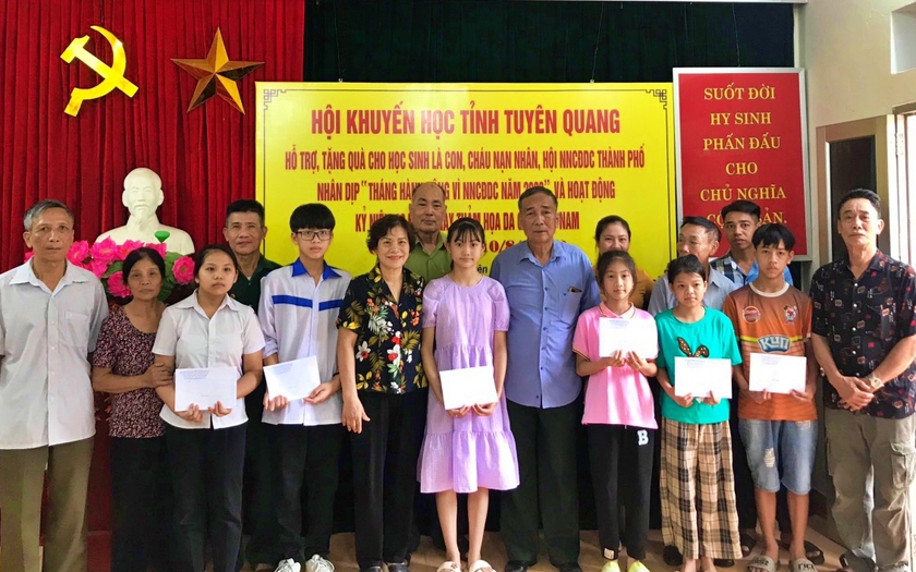 Hội Khuyến học tỉnh Tuyên Quang: Trao 15 suất học bổng tặng học sinh là con, cháu nạn nhân chất độc da cam - Ảnh 1.