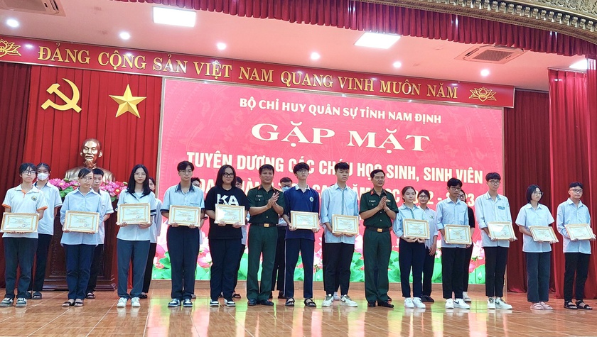 Nam Định: Tuyên dương 138 học sinh, sinh viên giỏi là con cán bộ, sĩ quan, công nhân viên quốc phòng - Ảnh 2.