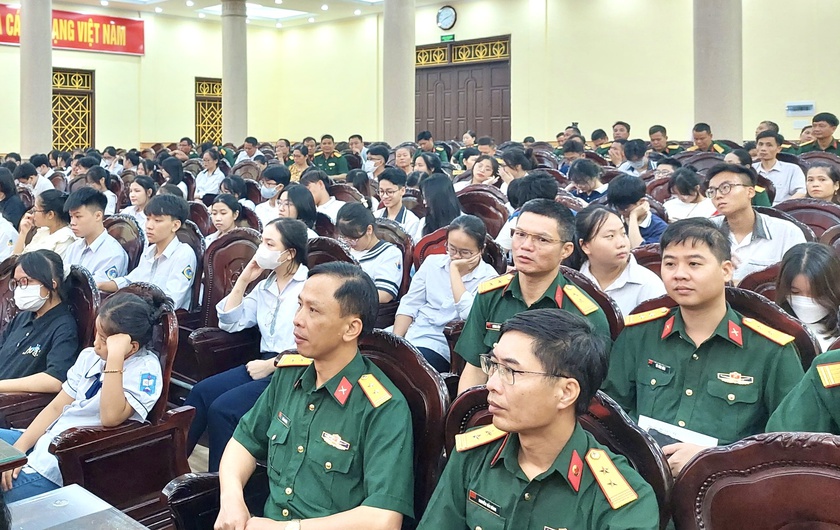 Nam Định: Tuyên dương 138 học sinh, sinh viên giỏi là con cán bộ, sĩ quan, công nhân viên quốc phòng - Ảnh 1.