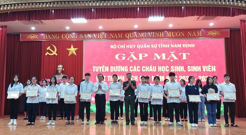 Nam Định: Tuyên dương 138 học sinh, sinh viên giỏi là con cán bộ, sĩ quan, công nhân viên quốc phòng - Ảnh 3.