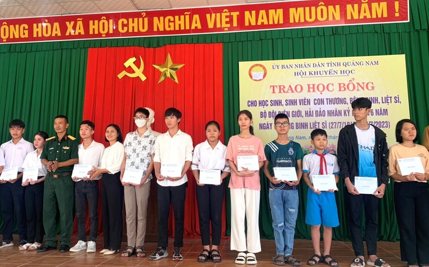 Quảng Nam: Trao 200 học bổng tặng học sinh, sinh viên là con của liệt sĩ, thương, bệnh binh, bộ đội - Ảnh 1.